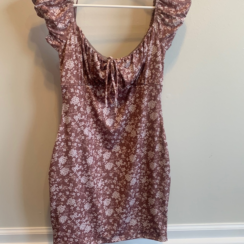 NEVER WARN, fitted loosely, floral, functional tie in front,short sleeve elastic